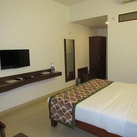Palguni Residency Hotel Хасан Екстериор снимка