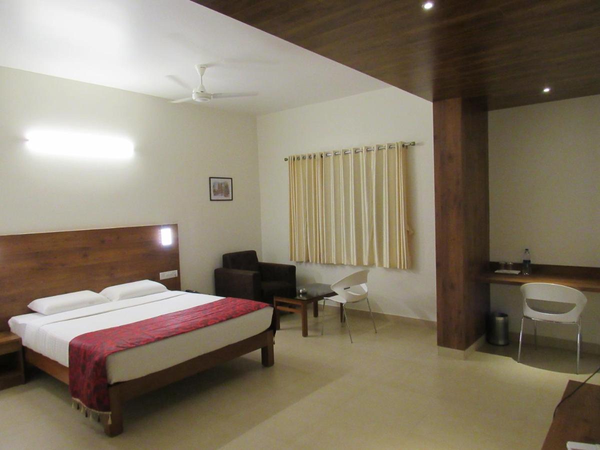 Palguni Residency Hotel Хасан Екстериор снимка