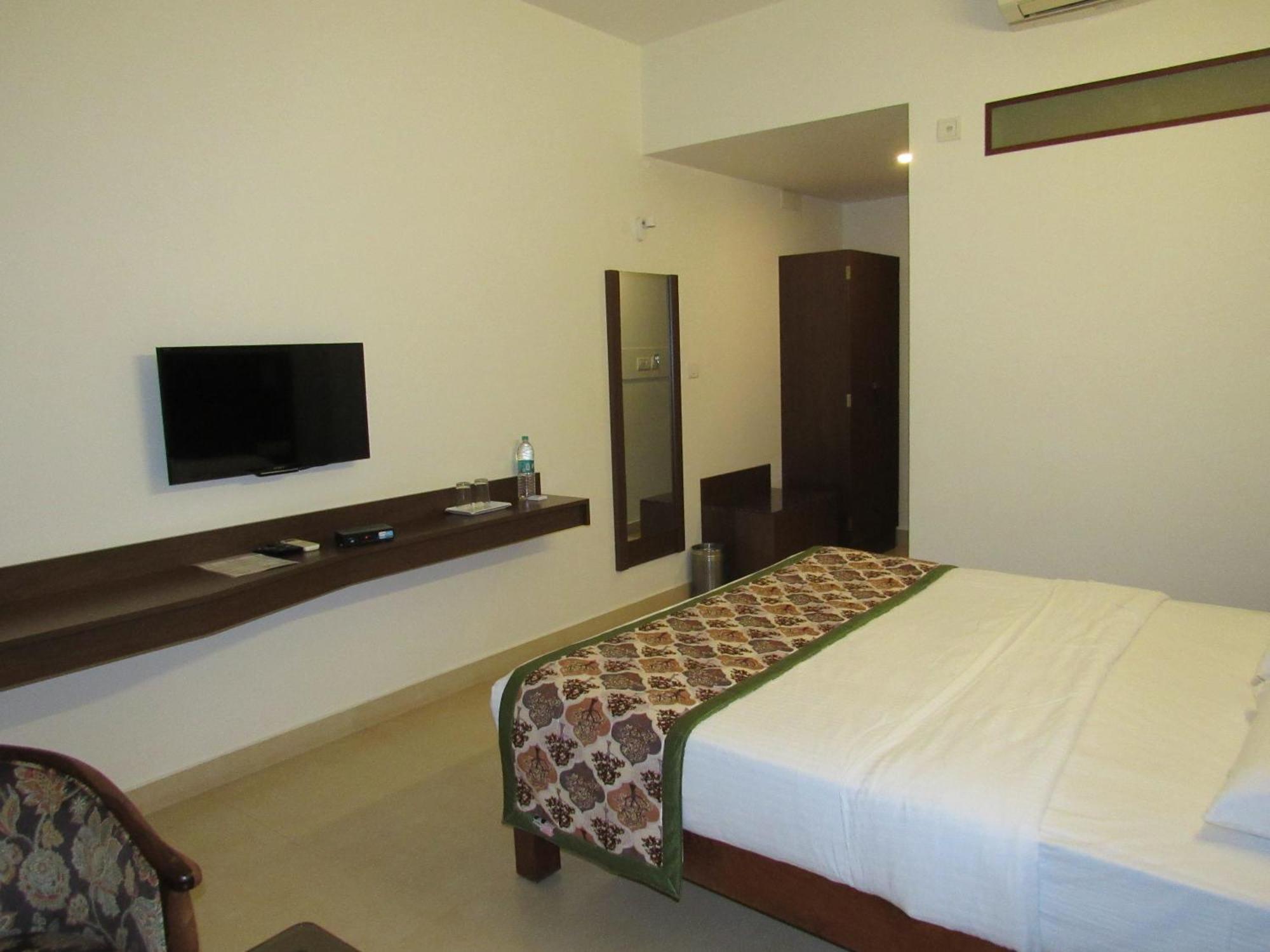 Palguni Residency Hotel Хасан Екстериор снимка
