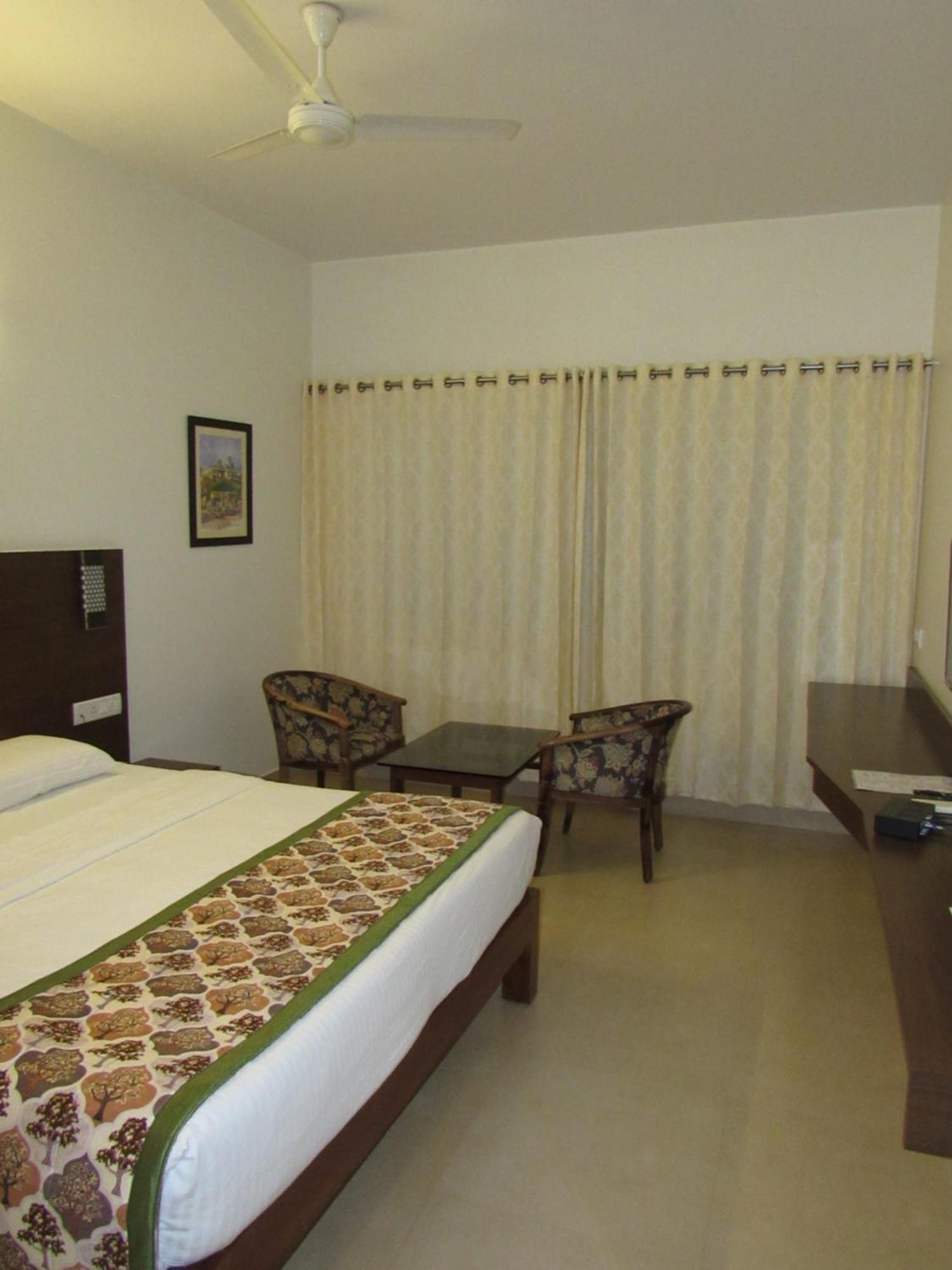 Palguni Residency Hotel Хасан Екстериор снимка